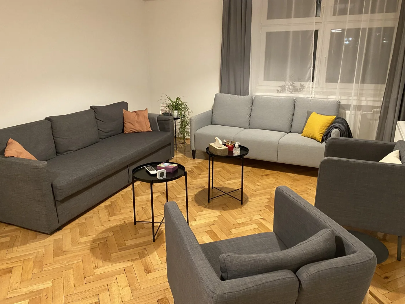 A Budapest Mental csoportszobája kanapékkal és fotelekkel